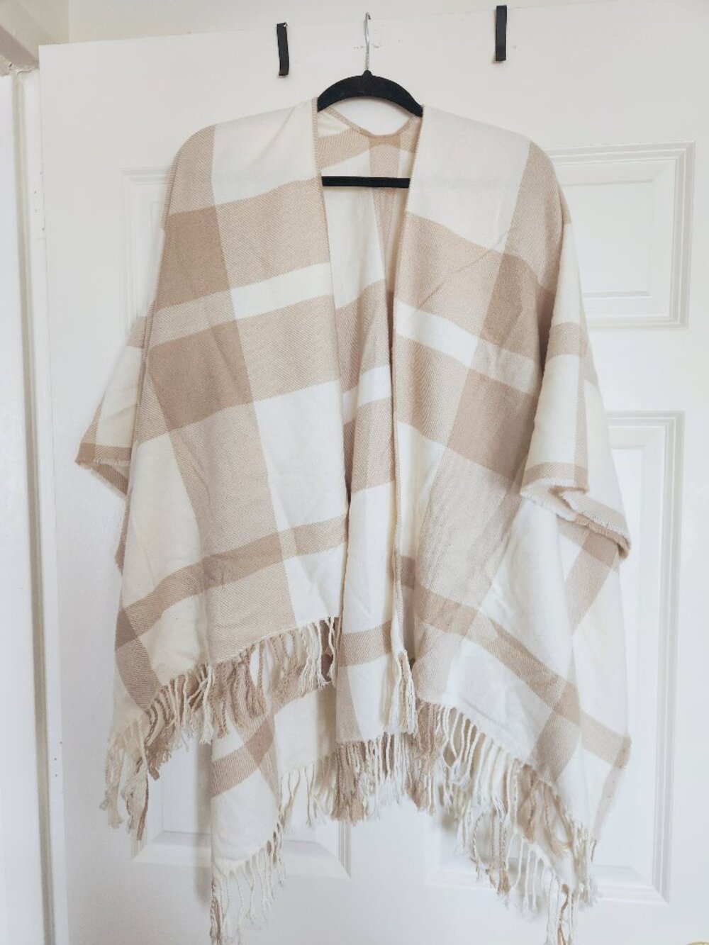 Banana Republic Women's White, Tan, Beige Plaid Knit Cozy Poncho Shawl One Size